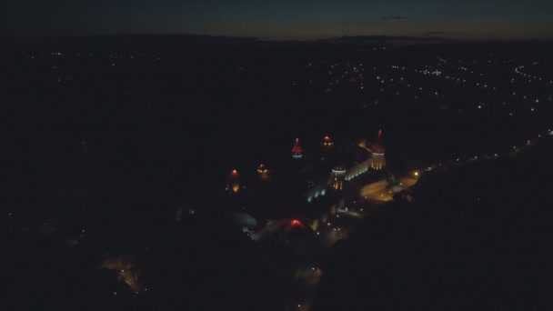 Vliegen over het oude mooie kasteel Kamenetz Podolsk. Bovenaanzicht van het kasteel. Herfsttijd. — Stockvideo