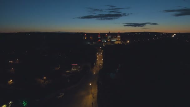 Letí nad starým krásným hradem Kamenetz Podolsk. Pohled shora na hrad. Podzimní čas. — Stock video