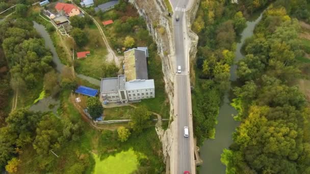 Die Brücke zwischen den Felsen in kamenetz podolsky. Blick auf die Straße von oben. — Stockvideo