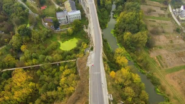 Kamenetz ポドリスキーの岩の間の橋。頂上からの道路の眺め. — ストック動画