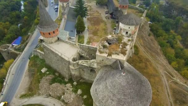 Survolant le vieux beau château Kamenetz Podolsk. Vue du haut du château .