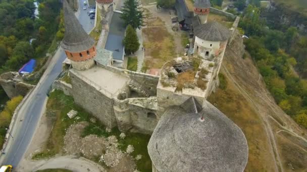 Volando sobre el viejo castillo hermoso Kamenetz Podolsk. Vista superior del castillo . — Vídeos de Stock