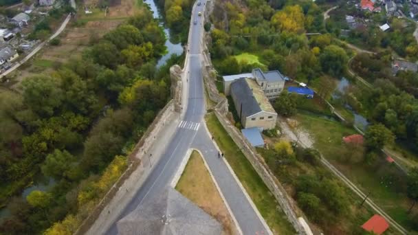 El puente entre las rocas en Kamenetz Podolsky. Vista de la carretera desde la cima . — Vídeos de Stock