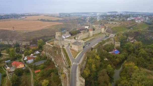 The bridge between the rocks in Kamenetz Podolsky. View of the road from the top. — Stock Video