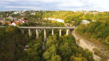 Kamenetz Podolsky 'deki kayalar arasındaki köprü. Üst yolun görünümü.
