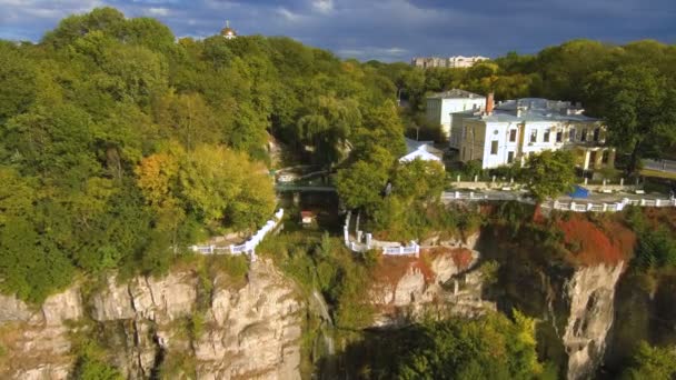 Park mit einem Wasserfall in kamenetz podolsky. Berg mit Wasserfall, Park und Schwänen. — Stockvideo