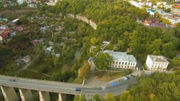 Bron mellan klipporna i Kamenetz Podolsky. Vy över vägen uppifrån. — Stockvideo