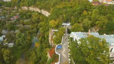 Kamenetz Podolsky bir şelale ile park. Şelale, park ve kuğuile dağ.