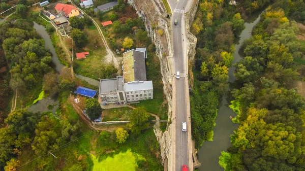 카 멘 츠 포돌츠키 바위 사이의 다리. 상단에서 도로의 전망. — 스톡 사진