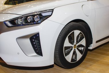 Spor beyaz araba yakın çekim.