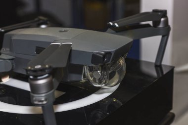 Radyoda uçmak için Quadcopter.