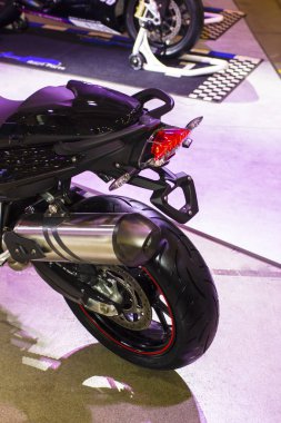 Motosiklet. Siyah motosiklet yarım yüz