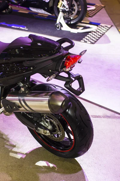 Motosiklet. Siyah motosiklet yarım yüz