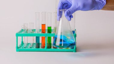 Birçok şişe ve laboratuvar ekipmanı.