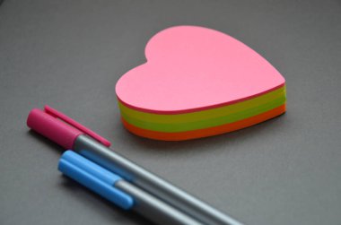 Renkli kalemler ve yapışkanlı kağıtlar