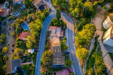 Vista Area de un Pueblo en Espaa, Sant Martin Sarroca, viedos, carretera de curvas, castillo, ermita y mucho color