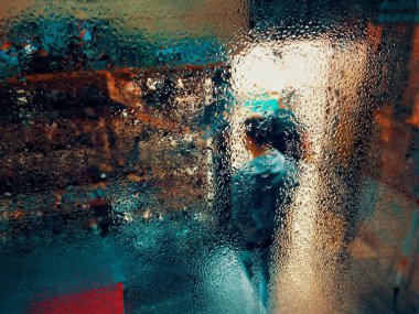 Kahve dükkanındaki bardağa buhar damlaları düşer..