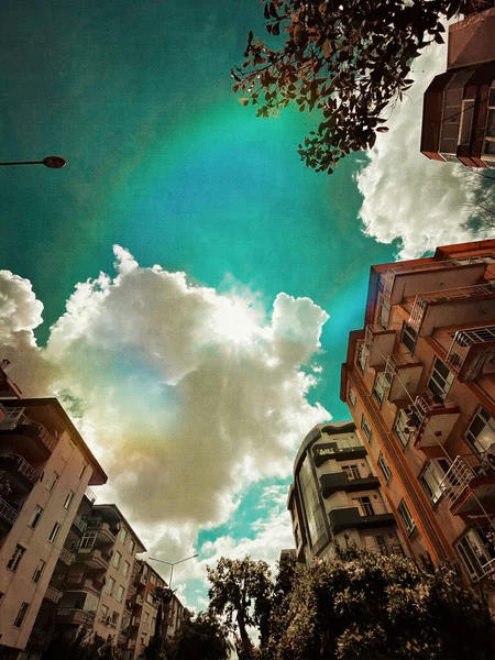 Şehir caddesindeki gökyüzü manzarası.