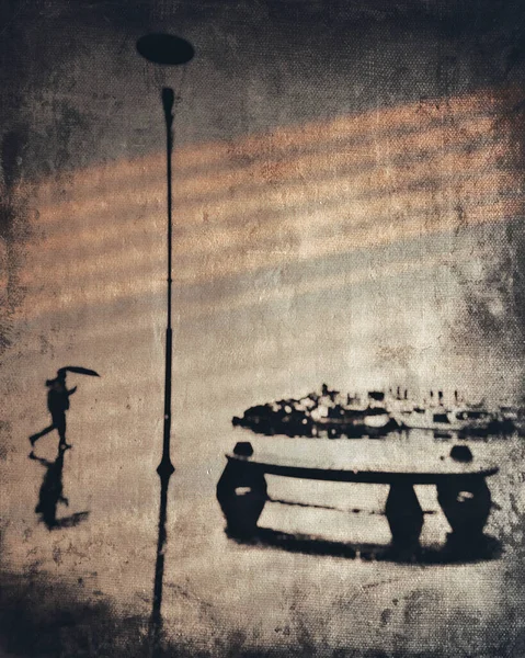 Sepia, sokakta şemsiyeyle yürüyen bir adamın grunge görüntüsünü tonlandırdı..