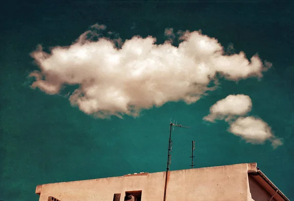 Uma Nuvem Acima Telhado Casa — Fotografia de Stock