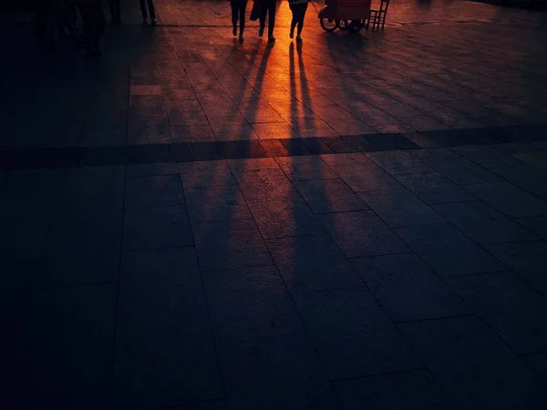 Mensen Die Bij Zonsondergang Straat Lopen — Stockfoto