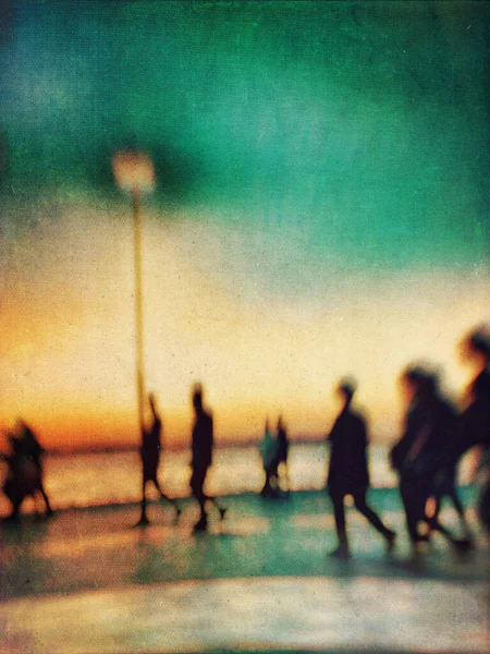 海岸線を歩いている人々の控えめな眺め — ストック写真