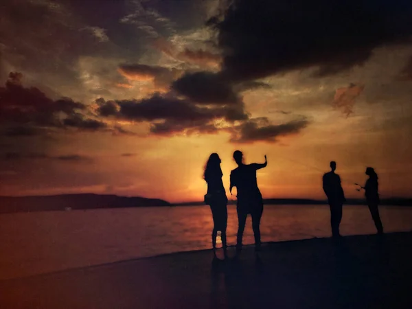 Defokussierter Blick Auf Die Menschen Der Küste Bei Sonnenuntergang — Stockfoto