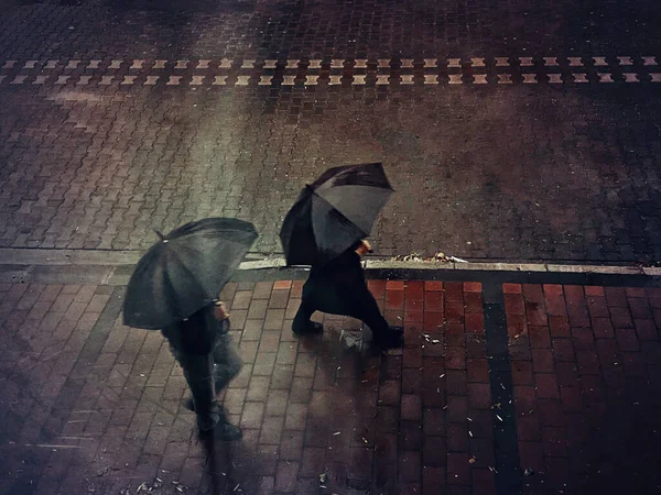 Twee Mensen Lopen Met Paraplu Straat — Stockfoto