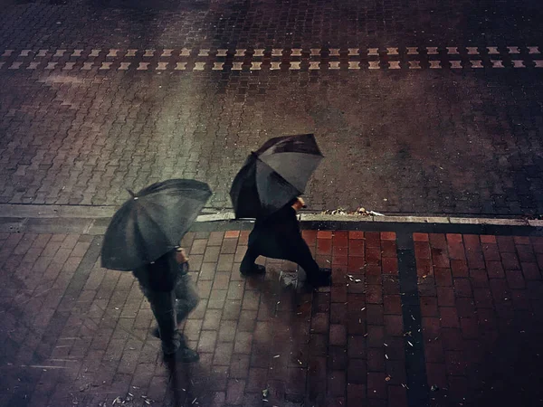 Duas Pessoas Andando Com Guarda Chuvas Rua — Fotografia de Stock