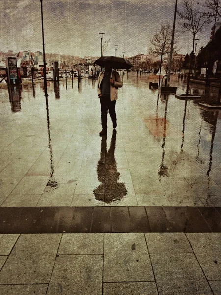 Один Человек Гуляет Пупсом Дождем — стоковое фото