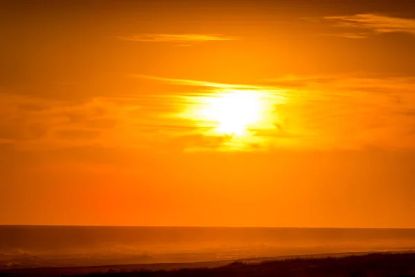 Atardecer dorado en la playa con el sol sobre la playa — Foto de Stock