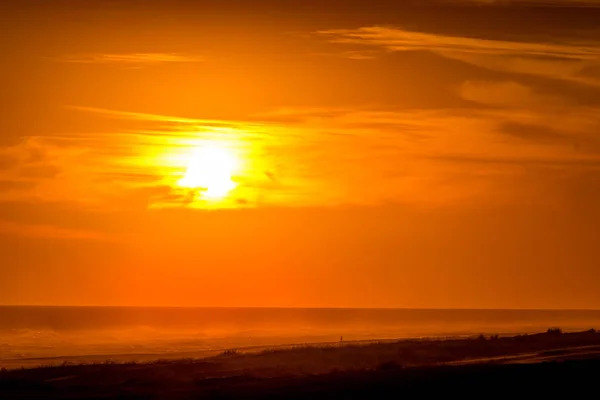 Золотой закат на пляже с солнцем над пляжем — стоковое фото