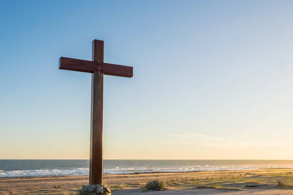 Bilden av cross med sol med blå himmel — Stockfoto