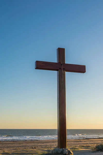 Bilden av cross med sol med blå himmel — Stockfoto