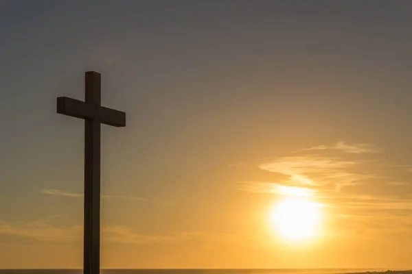 Bilden av cross med sol i solnedgången — Stockfoto