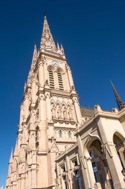 Lujan, Buenos Aires, Arjantin, 7 Nisan 2019: Buenos Aires, Arjantin yakınındaki Gotik Lujan Bazilikası 'nın görünümü