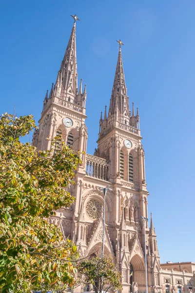 Lujan, buenos aires, argentina, 7. april 2019: blick auf die gotische basilika lujan bei buenos aires, argentina — Stockfoto