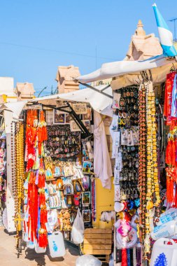 Lujan, Buenos Aires, Arjantin, 7 Nisan 2019: Lujan'daki sokak tezgahlarında dini makalelerin satışı