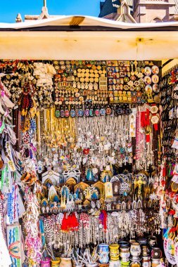 Lujan, Buenos Aires, Arjantin, 7 Nisan 2019: Lujan, Buenos Aires, Arjantin'deki sokak tezgahlarında dini makalelerin satışı