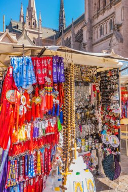 Lujan, Buenos Aires, Arjantin, 7 Nisan 2019: Lujan, Buenos Aires, Arjantin'deki sokak tezgahlarında dini makalelerin satışı