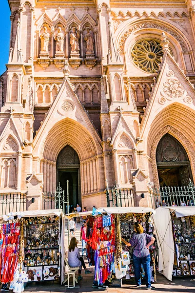 Лухан, Озил, Аргентина, 7 апреля 2019 года: Продажа религиозных предметов в уличных ларьках в Лухане, Озил, Аргентина — стоковое фото