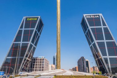 Madrid, İspanya, 13 Nisan 2019: Avrupa Kapısı, 15 derece eğimli iki bina. Dünyanın ilk eğimli gökdelenler