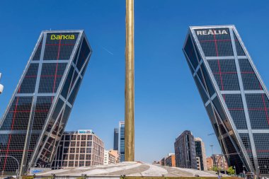 Madrid, İspanya, 13 Nisan 2019: Avrupa Kapısı, 15 derece eğimli iki bina. Dünyanın ilk eğimli gökdelenler