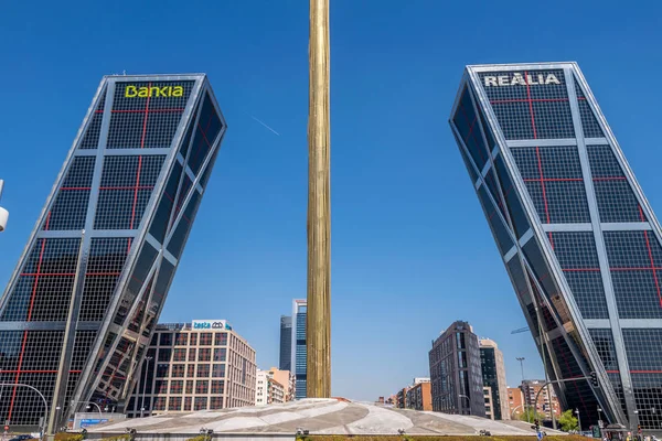 Madrid, España, 13 de abril de 2019: Puerta de Europa, dos edificios con una inclinación de 15 grados. Los primeros rascacielos inclinados del mundo — Foto de Stock