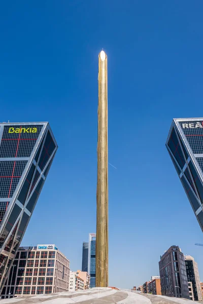 Madrid, España, 13 de abril de 2019: Puerta de Europa, dos edificios con una inclinación de 15 grados. Los primeros rascacielos inclinados del mundo — Foto de Stock