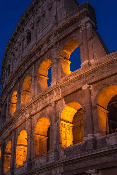 El Coliseo bajo el resplandor de las luces en la noche, Roma — Foto de Stock