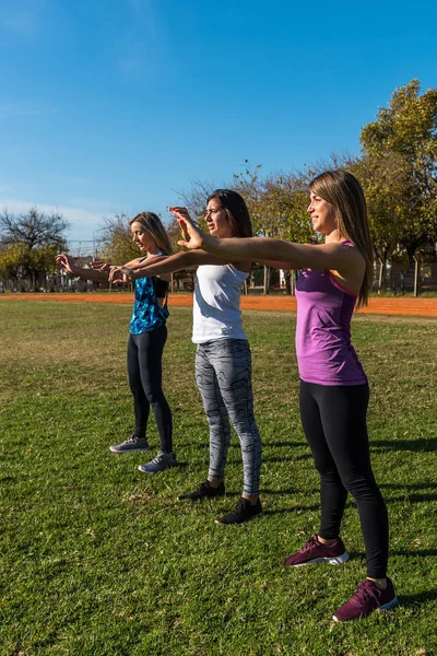 Τρεις Καυκάσιες γυναίκες στο πάρκο, δύο ξανθιές και μία μελαχρινή που δουλεύουν στο πάρκο. Έννοια του αθλητισμού, της υγείας και του τρόπου ζωής — Φωτογραφία Αρχείου