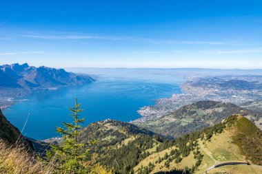 İsviçre 'nin Cenevre Gölü' nün (Lac Leman) güzel manzara fotoğrafçılığı. Rochers de Naye 'den (Kayalar). İnanılmaz mavi su.