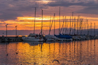 Ouchy civarındaki Lozan limanında gün batımı. Seyahat kavramı