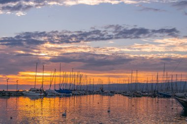 Ouchy civarındaki Lozan limanında gün batımı. Seyahat kavramı